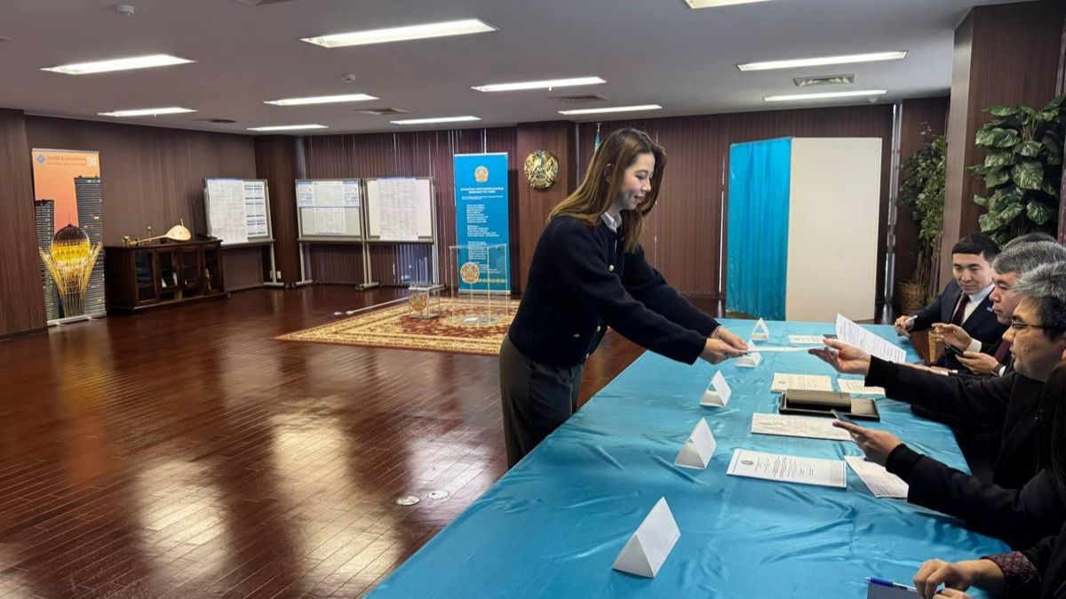 Проголосовала студентка в Японии