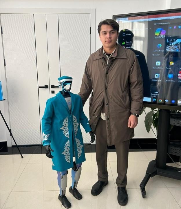 Житель Алматинской области пришёл голосовать с роботом