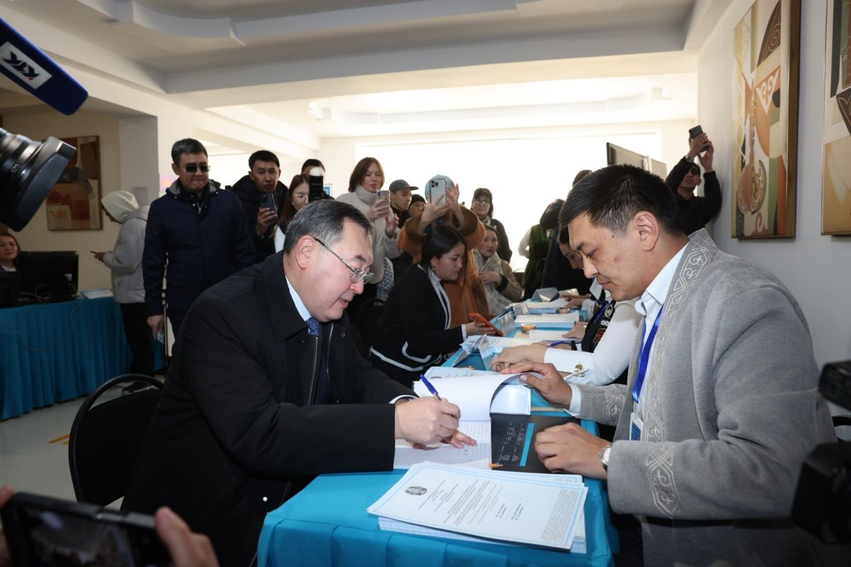 Марат Султангазиев голосует на референдуме