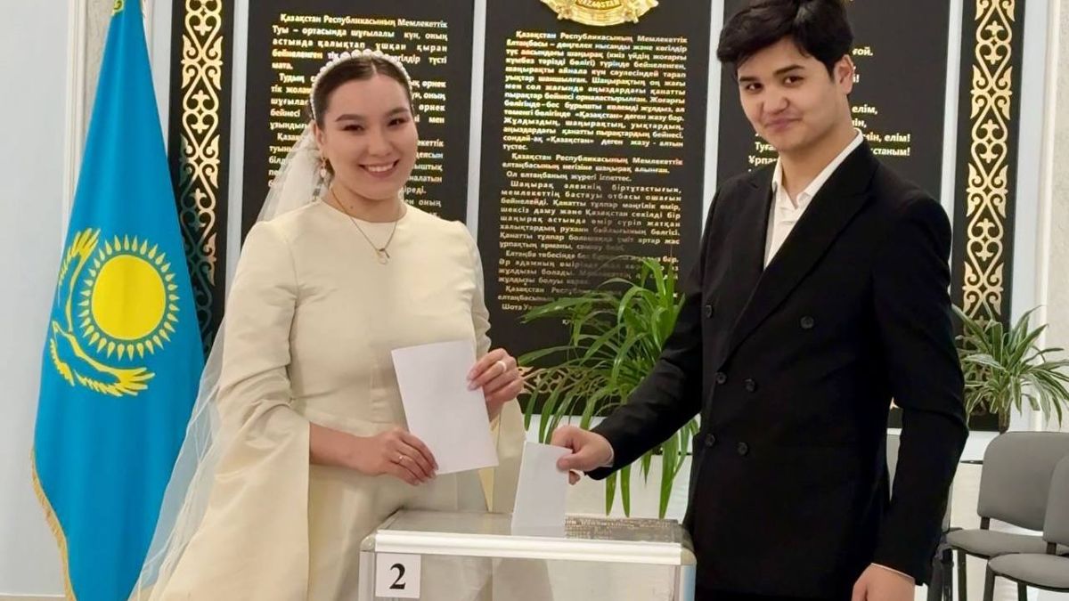 Молодожёны прибыли на голосование на катере