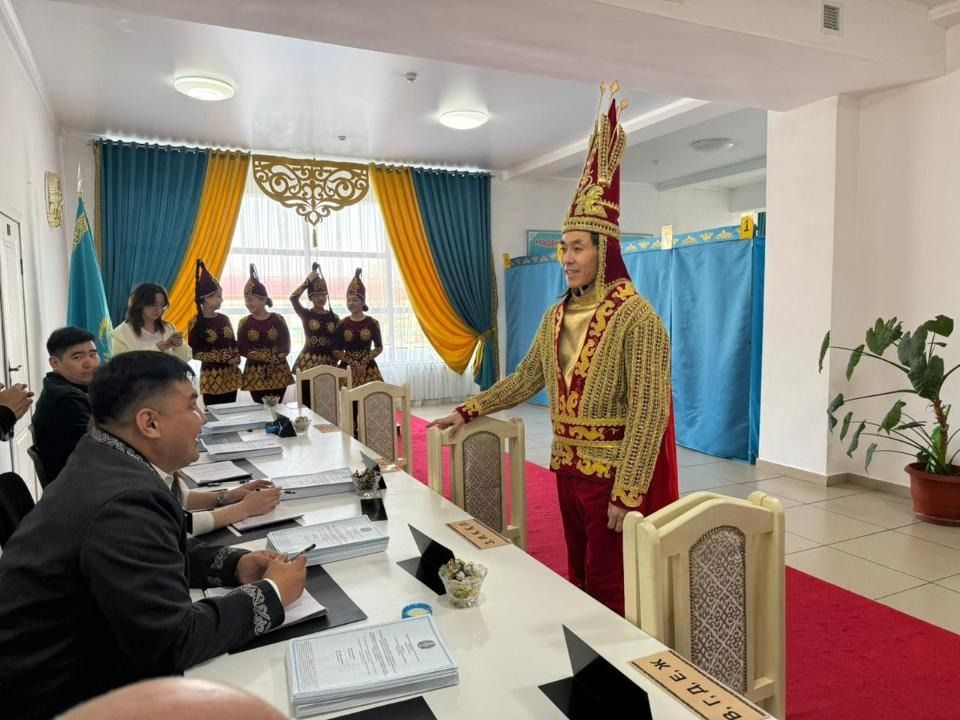 Житель Есика пришёл на референдум в образе Золотого человека