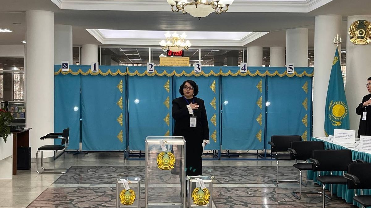 Исполнение гимна перед открытием участка на референдуме