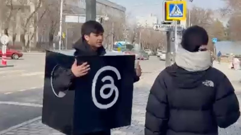 Человек в костюме Threads пришёл голосовать в Алматы и сделал мем живым