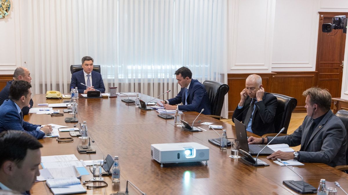 Совещание, Олжас Бектенов
