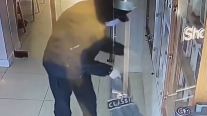 В Актобе мужчина разбил окно и вынес телефоны на 15 млн тенге