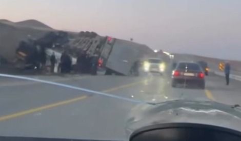 Грузовик придавил Mazda на трассе близ Талдыкоргана