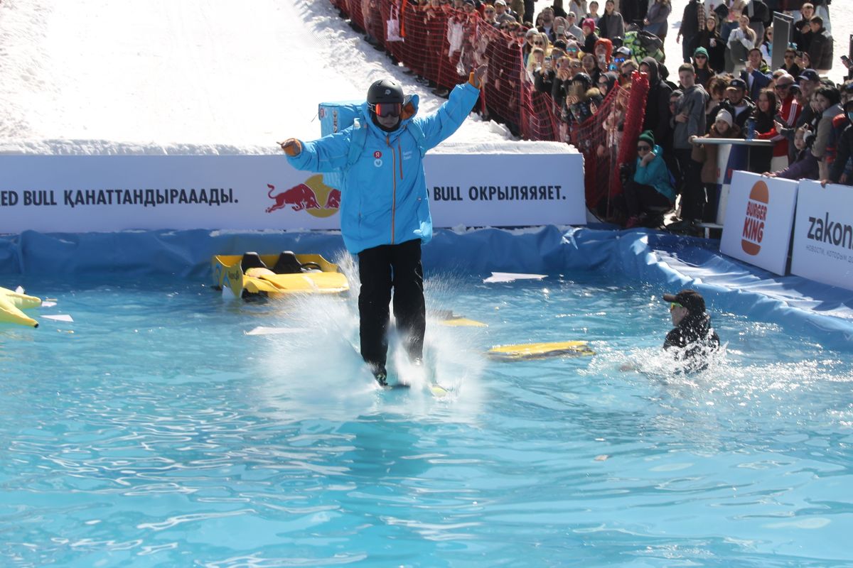 Лыжник, вода, Red Bull