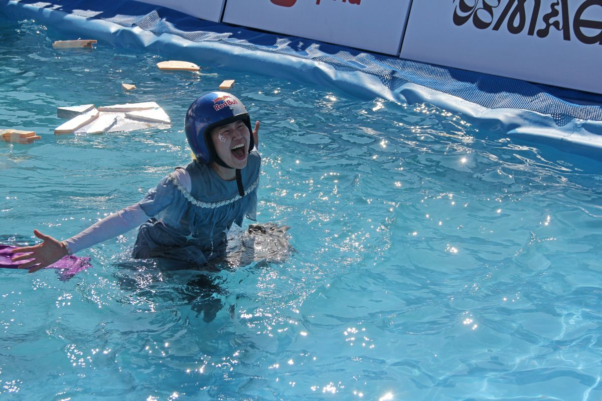 Red Bull, Девушка поёт