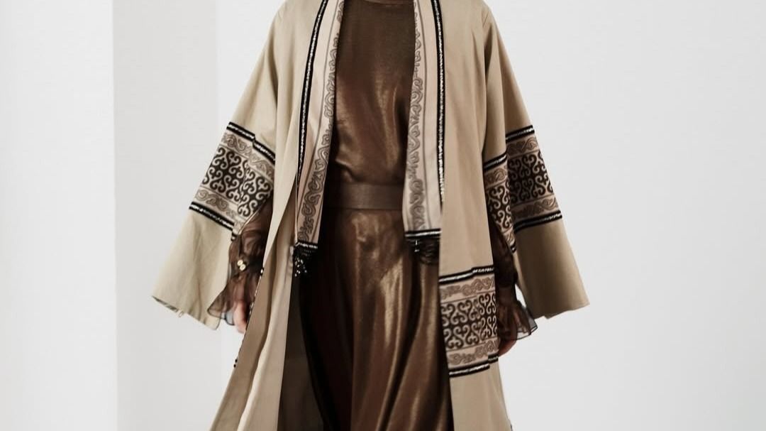 Девушка позирурет в национальной одежде