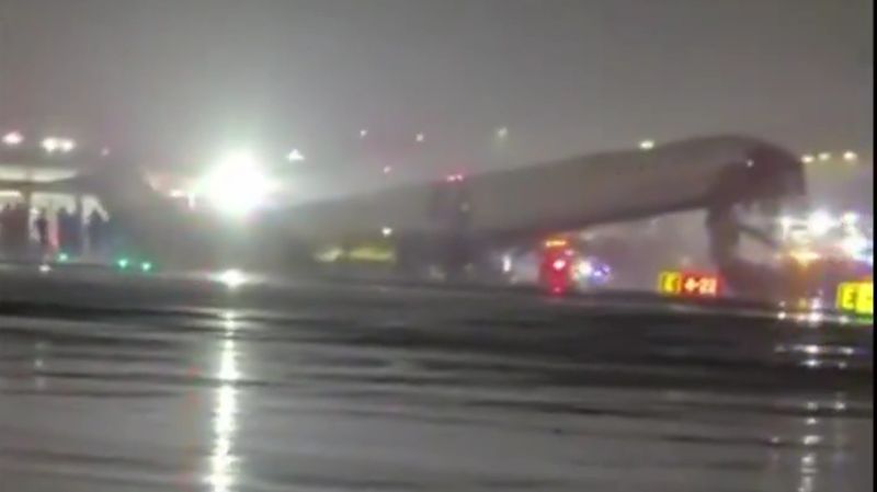 Самолёт столкнулся с пожарной машиной в аэропорту Нью-Йорка