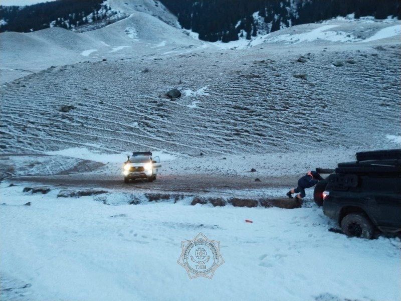 Ночь в горах без связи: семью с детьми нашли в снежной ловушке под Алматы