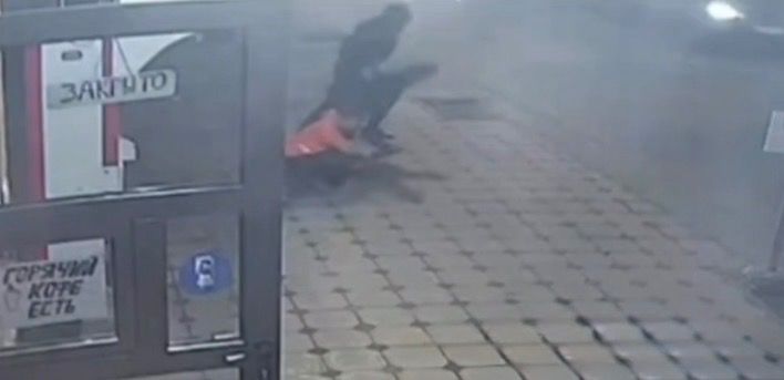 В Алматы мужчина с ножом напал на школьника из-за гитары