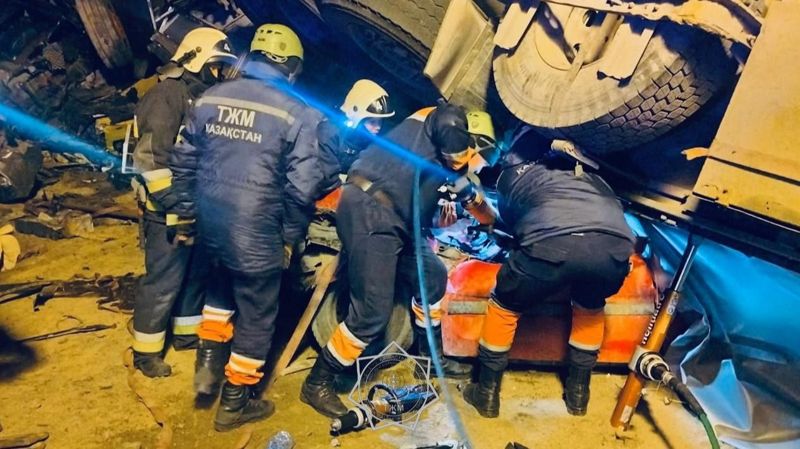 Фура опрокинулась и придавила человека в авто, на трассе Алматы - Усть-Каменогорск