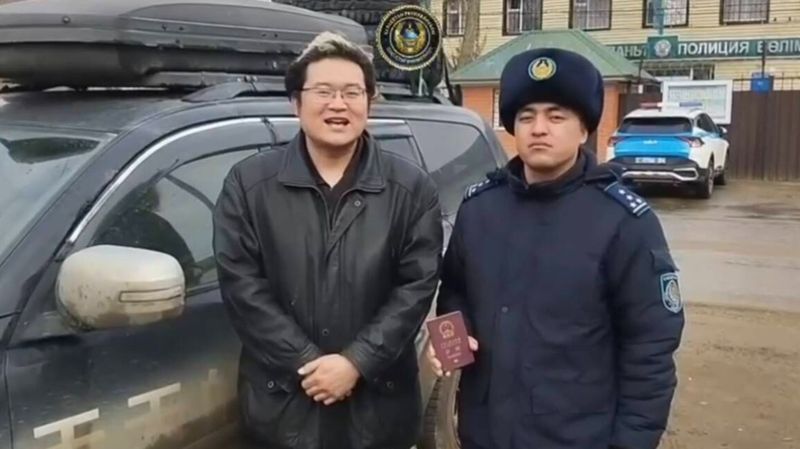 Заглох на дороге – полицейский помог туристу из Китая