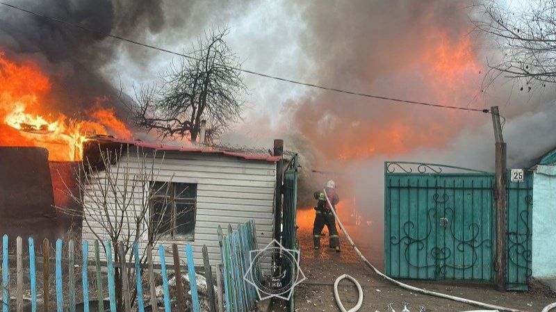 52-летнюю жительницу Уральска спасли из горящего дома