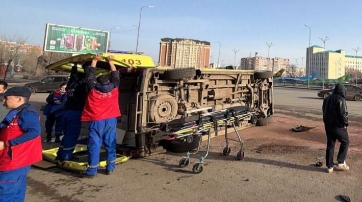 В Актобе перевернулась скорая помощь с беременной пациенткой