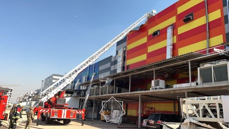 Крыша загорелась: в Алматы пожар чуть не уничтожил ТРЦ
