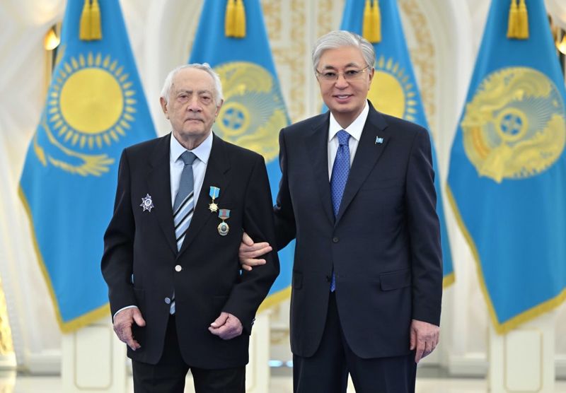 Токаев вручил легендарному альпинисту звание "Қазақстанның Еңбек Ері"