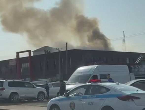 Здание в районе рынка "Кенжехан" горит в Алматы