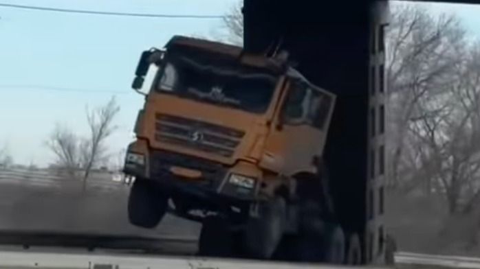 Грузовик застрял под путепроводом на выезде в Рудный