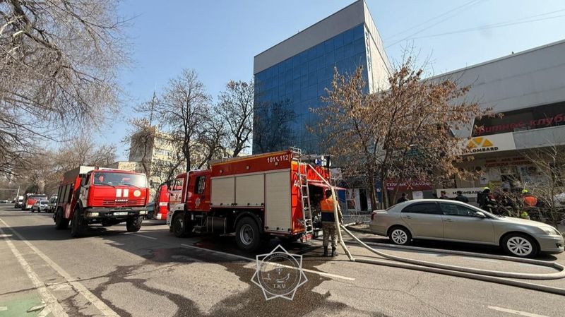 Пожар в подвале: эвакуировали 50 человек из здания в Алматы