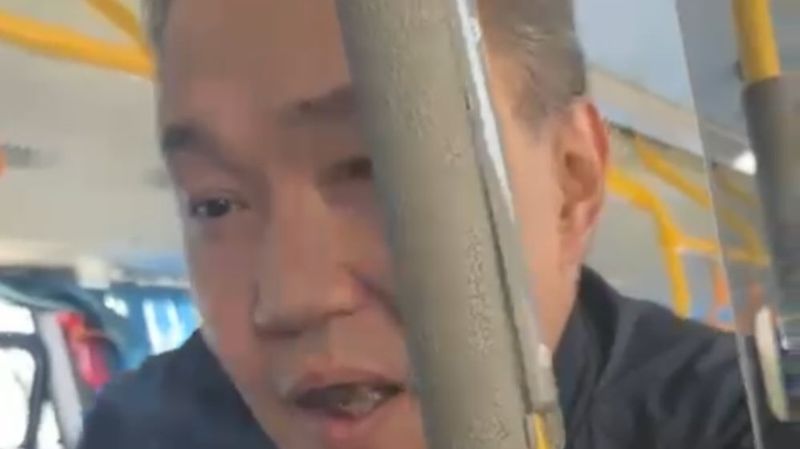 Схватил за шею и попытался поцеловать: мужчина домогался в алматинском автобусе