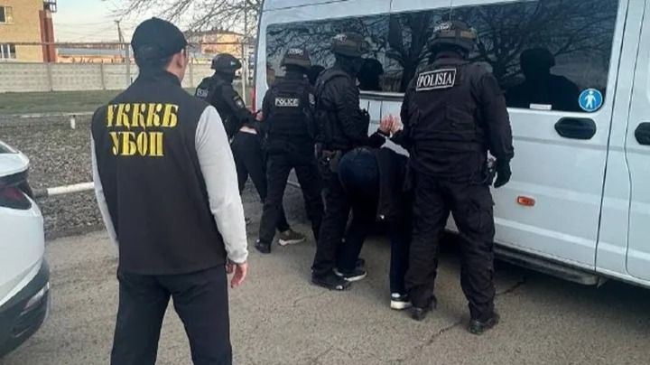 Жители Аксая пытались отбить пьяного друга у полиции