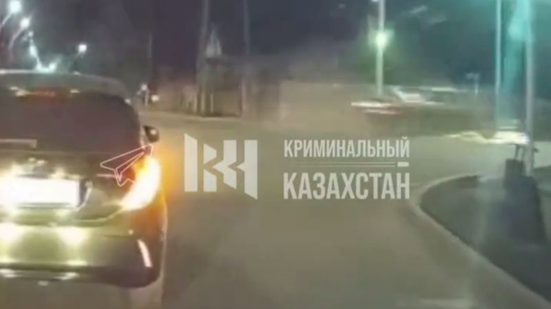 Camry пронеслась на красный и сбила подростков на мопеде в Талдыкоргане
