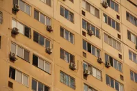 Родителей оштрафовали за прогулки детей по крыше в Павлодаре 