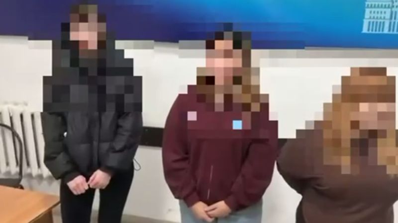 Три девушки разбили остановку после ссоры в Шымкенте