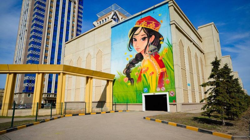 В сторону LRT смотрящая: новый мурал появился в Астане