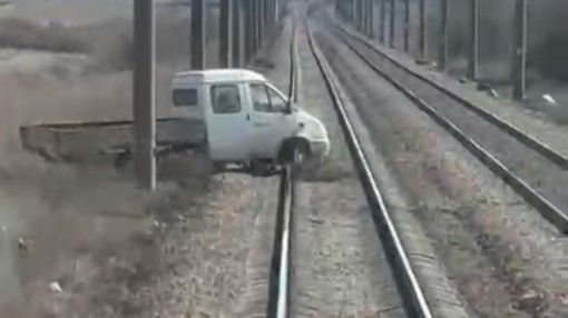 Поезд чуть не протаранил "ГАЗель" на железной дороге в Карагандинской области 
