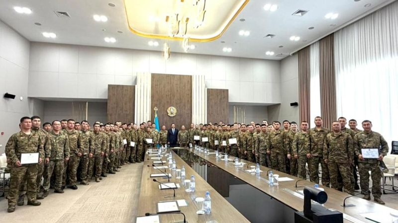 Аким Актюбинской области наградил 172 спасателей после пожара