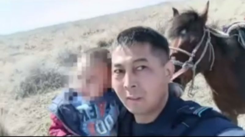 "Айналайын, келе ғой…" – полицейский на лошади спас малыша в степи в области Абай