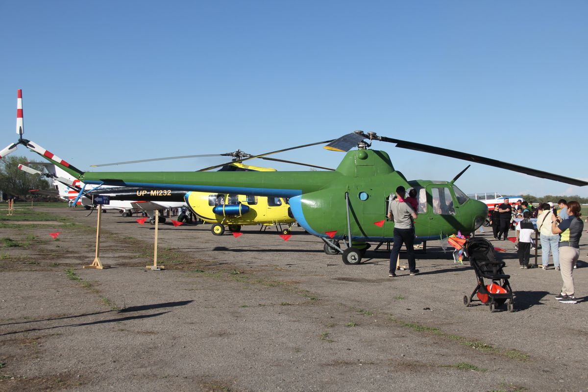 Люди, вертолёты