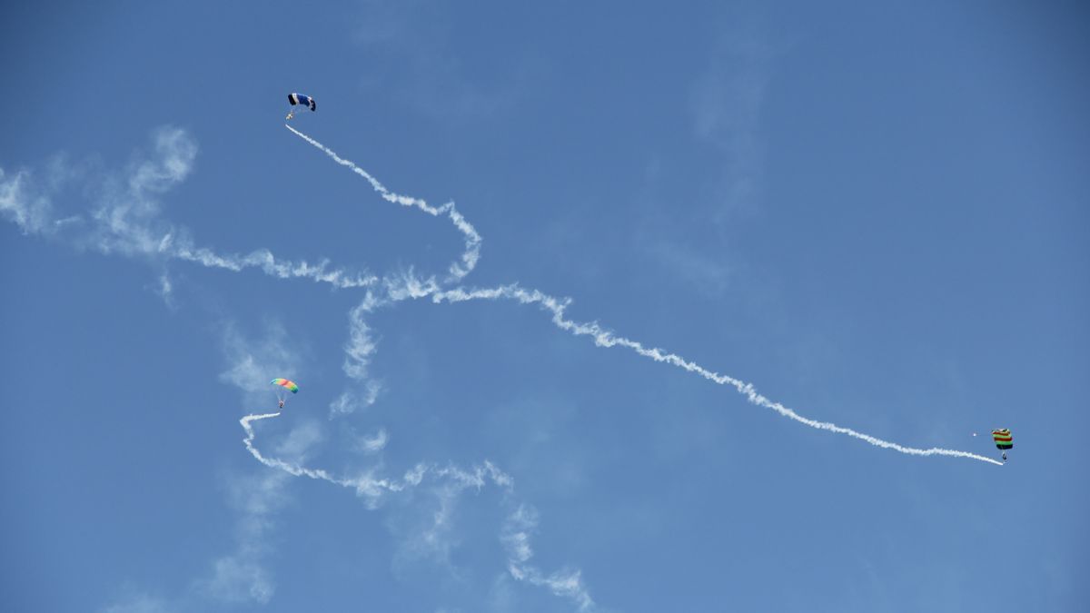 Парашютисты, дым