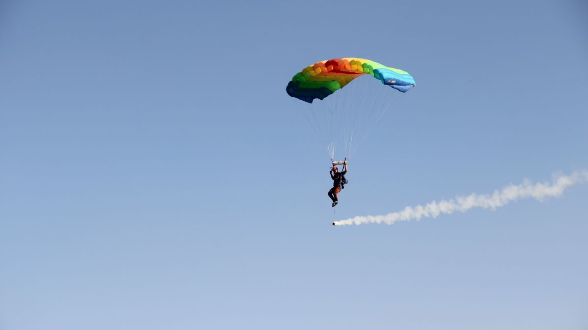 Дым, парашютист