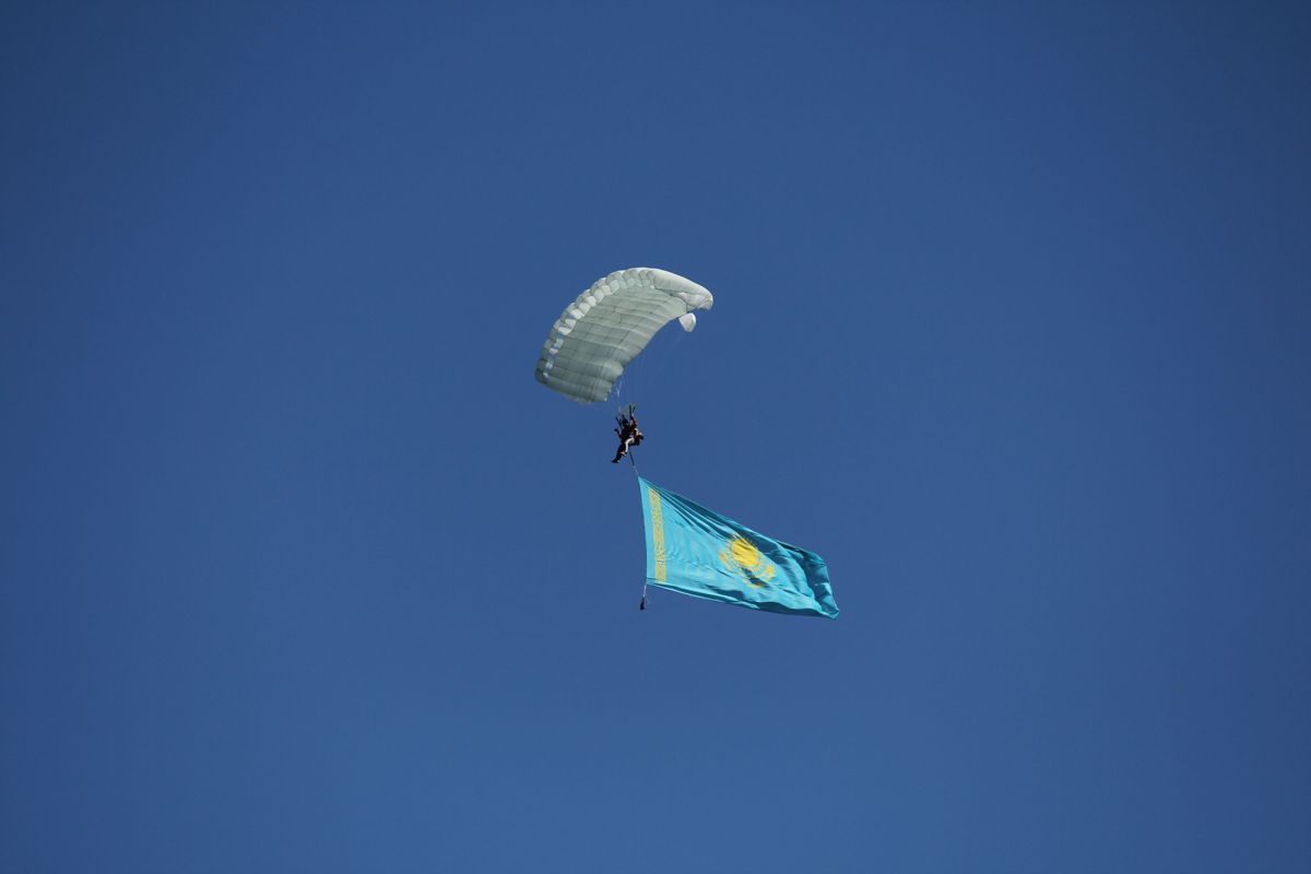 Парашютист, флаг, Казахстан