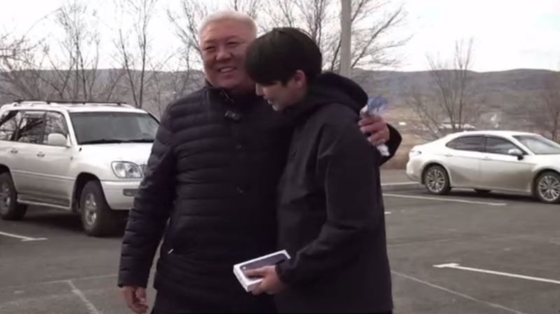 Депутат подарил iPhone студенту, который заступился за девочек