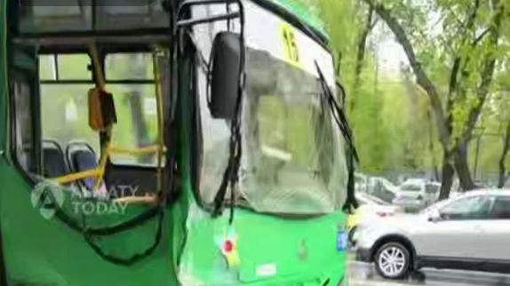 Два автобуса столкнулись в Ауэзовском районе Алматы