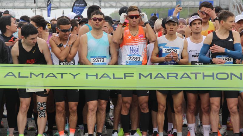 "Когда бежишь, забываешь о проблемах": 10 тысяч человек вышли на старт Almaty Half Marathon 