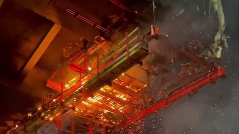 В Павлодаре вновь тушили строящийся мост 