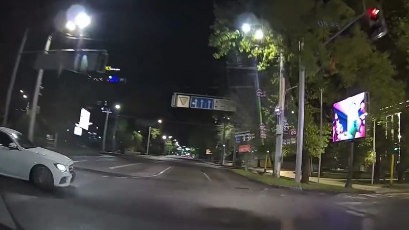 В Алматы лихач без номеров и страховки устроил ДТП, проехав на красный свет