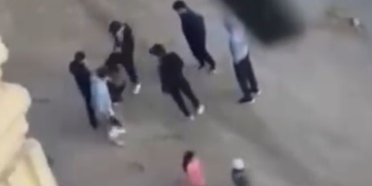 В Актау толпа подростков напала на двоих