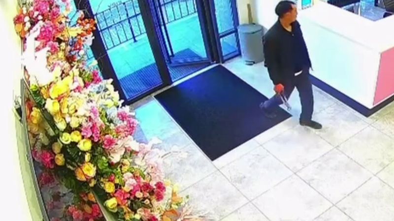 "Вдруг я кого-то убил": алматинец пришел в салон красоты с окровавленным газовым ключом