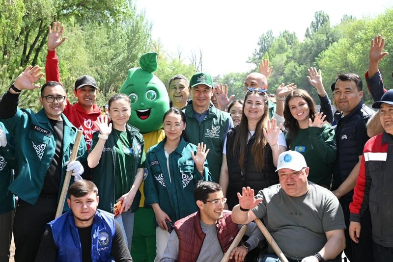 В Алматы очистили набережные, скверы и дворовые территории во всех районах