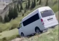 Туристический автобус сорвался с обрыва в горах Кольсая