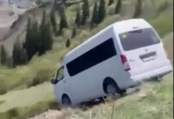 Туристический автобус сорвался в обрыва в горах Кольсая