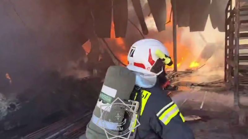 Шесть баллонов вынесли из огня: в Шымкенте спасатели предотвратили взрыв