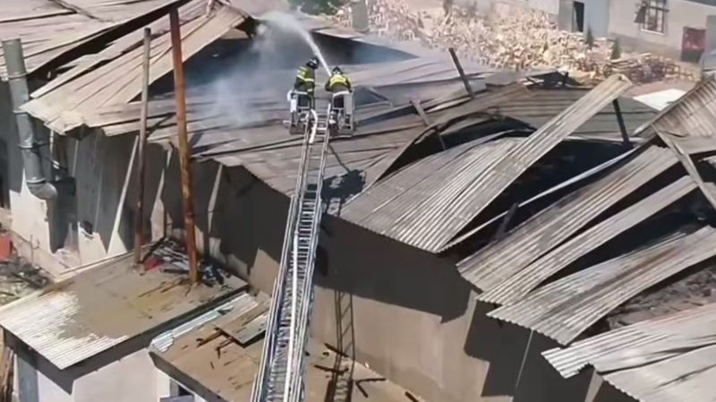 Крупный пожар в мебельном цехе потушили в Туркестанской области